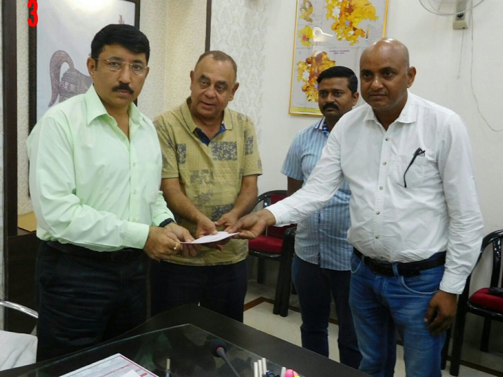 गोरखपुर:बाढ़ पीड़ितों की सहायता के लिए डीएम को दिया दो लाख का चेक