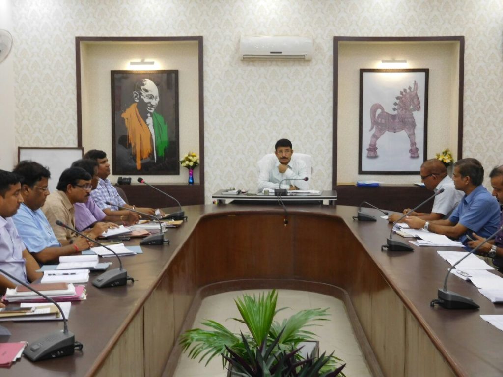 अवैध निर्माण एंव अन्य अस्थायी अतिक्रमण हटाने के लिए नियमित रूप से अभियान चलना चाहिए:जिलाधिकारी