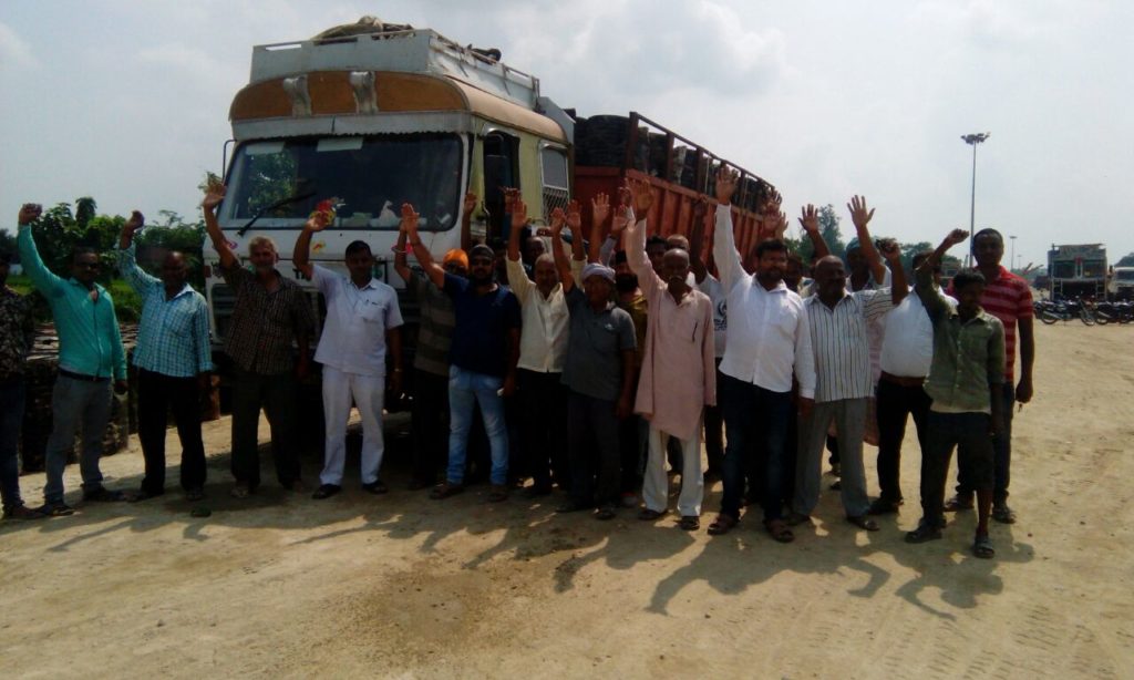 ओवर लोड के खिलाफ ट्रक ऑपरेटर यूनियन ने किया प्रदर्शन
