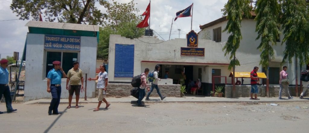 बॉर्डर पर नेपाल पुलिस का नशेड़ियों के विरोध मेंं चला अभियान 