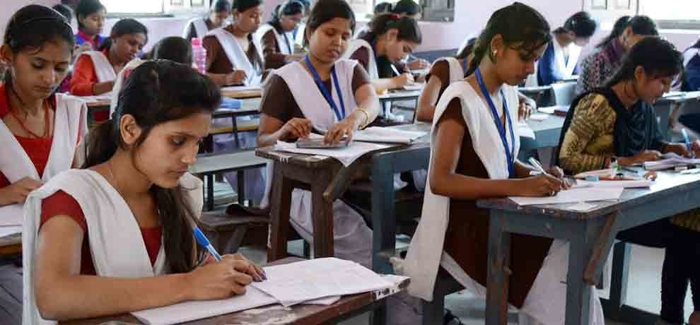 कर्नाटक सरकार अब लड़कियों को ग्रेजुएशन तक देगी मुफ्त शिक्षा