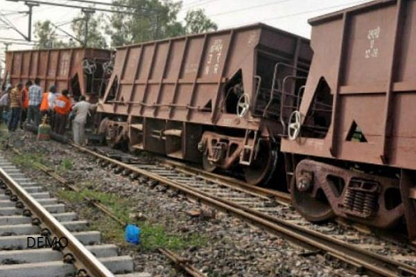 बिजनौर मालगाड़ी के दो डिब्बे पटरी से उतरे, कई ट्रेन हुईं प्रभावित