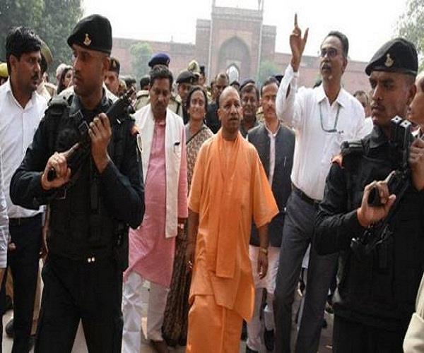 विवादों के बीच ताजमहल में दाखिल हुए CM योगी, गूंजे जय श्री राम के नारे