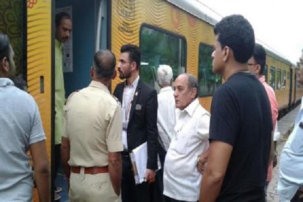 फूड पॉइजनिंग से तेजस एक्सप्रेस के 26 यात्री बीमार, चिपलून में रोकी गई ट्रेन