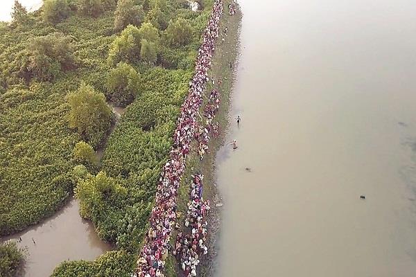 रोहिंग्या मुसलमानों का पलायन जारी, 48 घंटे में बंगलादेश पहुंचे 15 हजार शरणार्थी