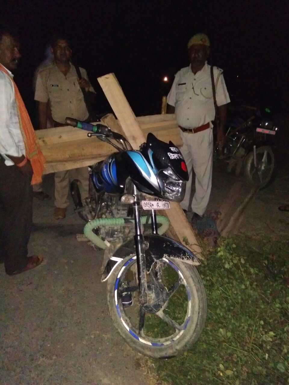 बाईक पर लदी अबैध साखू की लकड़ी बरामद