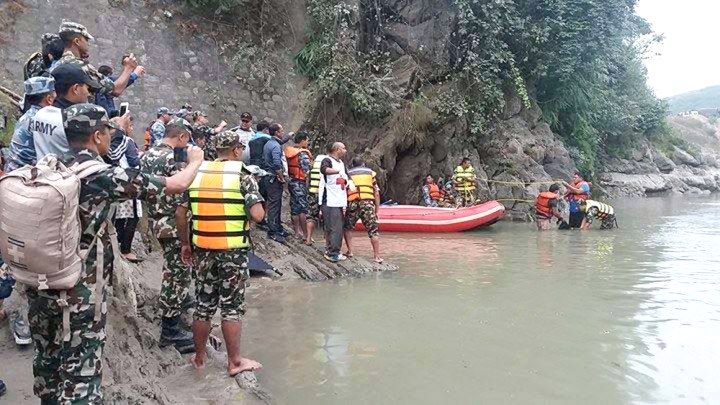 नेपाल:त्रिशुली नदी में गिरी यात्री बस,३७ के मौत ,१६ घायलो के नाम