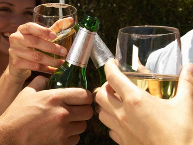 शराब पीते हुए कभी आपने अपनी स्टाइल पर गौर किया है, अब करें..