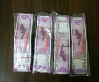 पाँच लाख रूपये के साथ भारतीय युवक हिरासत में 