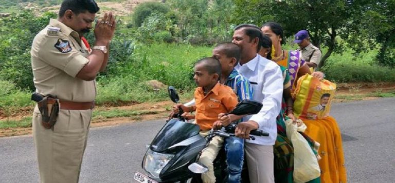 आखिर क्यों हाथ जोड़ रहा है ये पुलिसवाला,जानिए इसकी वजह