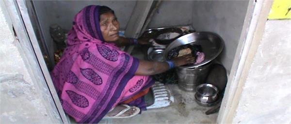 आवास के अभाव में विधवा महिला को शौचालय में ही करना पड़ रहा गुजर-बसर