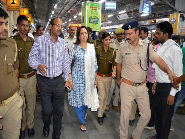 सांसद हेमा मालिनी औचक निरीक्षण में मथुरा रेलवे स्टेशन पहुची,सांड का हमला