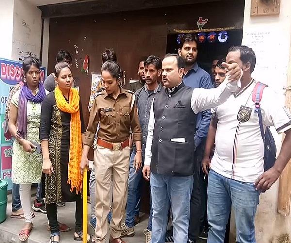 एंटी रोमियो दल ने की मनचले की जमकर पिटाई