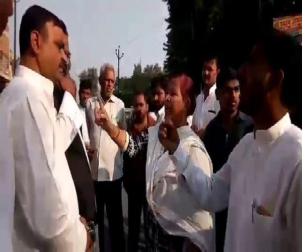 टिकट ना मिलने पर सपा कार्यकर्ताओं ने अपनाए बगावती तेवर, जिलाध्यक्ष के सामने जमकर काटा बवाल