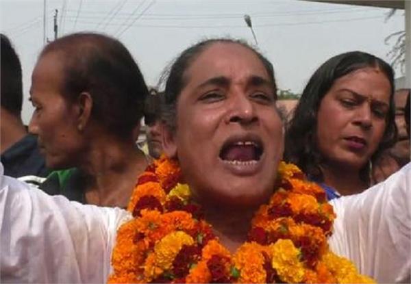 मथुरा की मेयर बनने का किन्नर ने ठोका दावा, ढोल नगाड़े के साथ दाखिल किया नामांकन