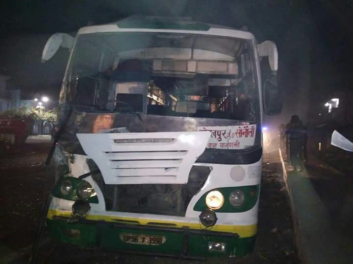 नेपाल बारात जा रही बोलेरो और प्राइवेट बस में भिड़ंत, 3 की मौत पुलिस घायलो को भेजा अस्पताल