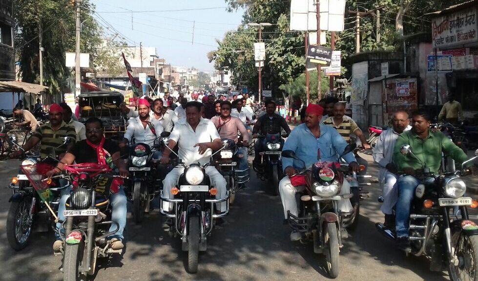 सपाइयों ने नौतनवां और सोनौली में जनसमर्थन का किया प्रदर्शन