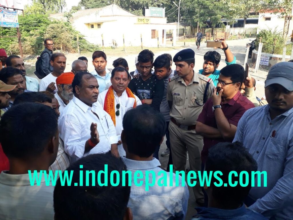 नौतनवा रेलवे पटरी के दुकानदारो को उजाड़ने पहुंची रेल प्रशासन को लौटना पड़ा वापस