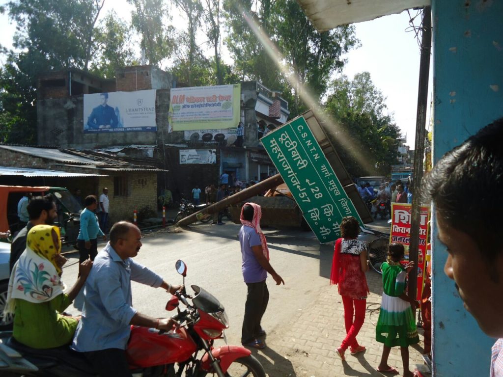 नौतनवा में अचानक सड़क पर गिरा पोल, बाल-बाल बची कई जानें