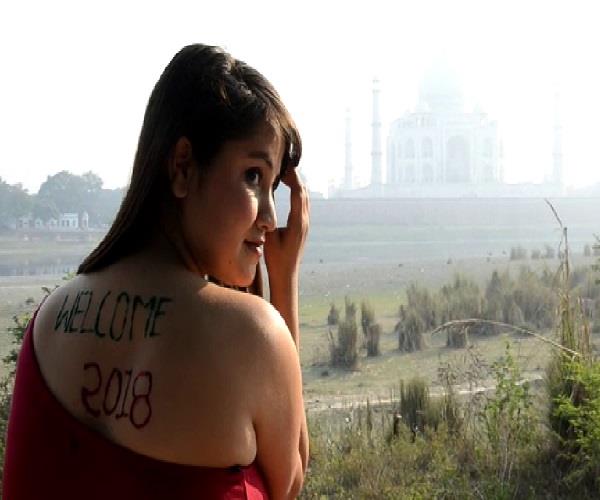 नए साल के रंग में रंगा आगरा, पीठ पर वेलकम 2018 लिखवाकर युवती ने करवाया फोटो शूट