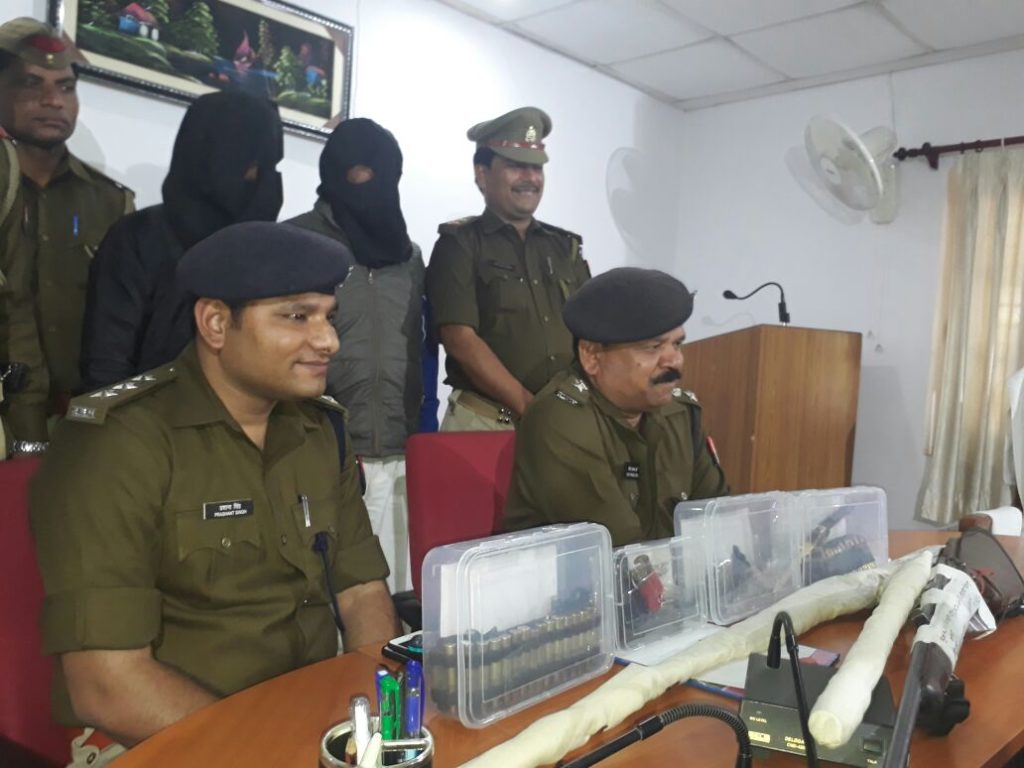 दो जिलाबदर अपराधी असलहों समेत गिरफ्तार