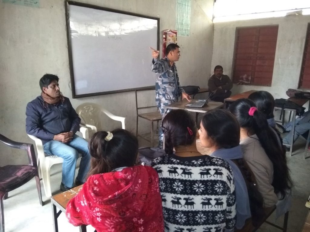 नेपाल: दैवीय आपदाओं से निपटने के लिए सशस्त्र सीमा बल ने छात्र- छात्राओं को सिखाया गुर।