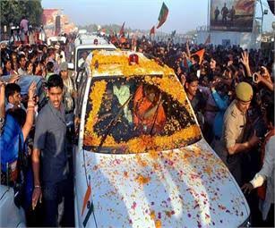 CM याेगी की सुरक्षा में चूक,युवक ने काफिले के सामने कूदकर दी जान देने की काेशिश