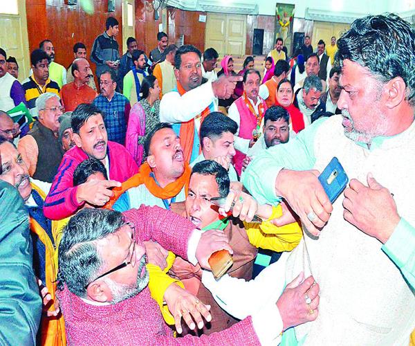 नगर निगम की पहली बोर्ड बैठक में हंगामा, वंदेमातरम् को लेकर भिड़े BJP और बसपाई