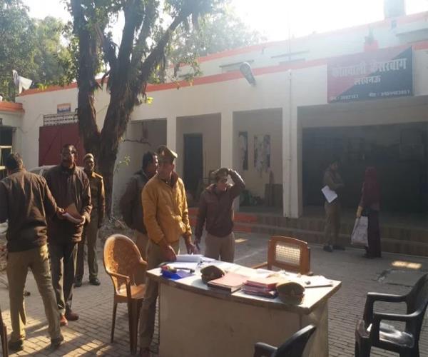 यूपी में रंगों की सियासत,अब राजधानी का कैसरबाग थाना भी केसरिया रंग में