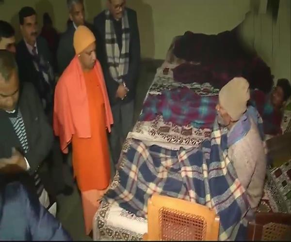 CM योगी ने रात में किया रैन बसेरों का निरीक्षण, जाना लोगों का हालचाल