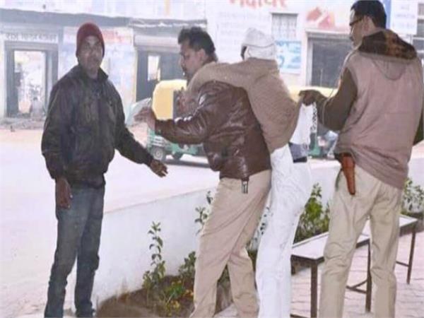 घायल को पीठ पर लादकर अस्पताल पहुंचाने वाले दारोगा को किया जाएगा सम्मानित