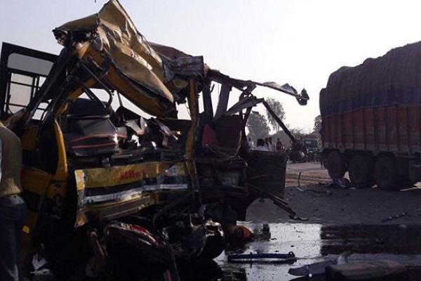 इंदौर: ट्रक और स्कूल बस में टक्कर,5 बच्चों समेत ड्राइवर की मौत