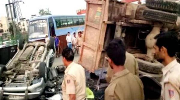 कार और आटो पर ट्रक पलटा,11 लोगों की दबकर दर्दनाक मौत