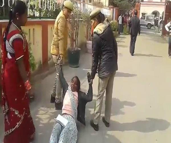 बुजुर्ग महिला के साथ पुलिस की अभद्रता, धक्के देकर भगाया