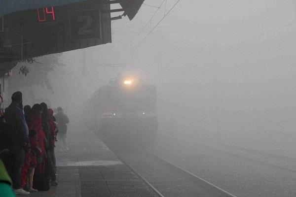 दिल्ली में कोहरे का कहर,18 ट्रेनें हुई रद्द