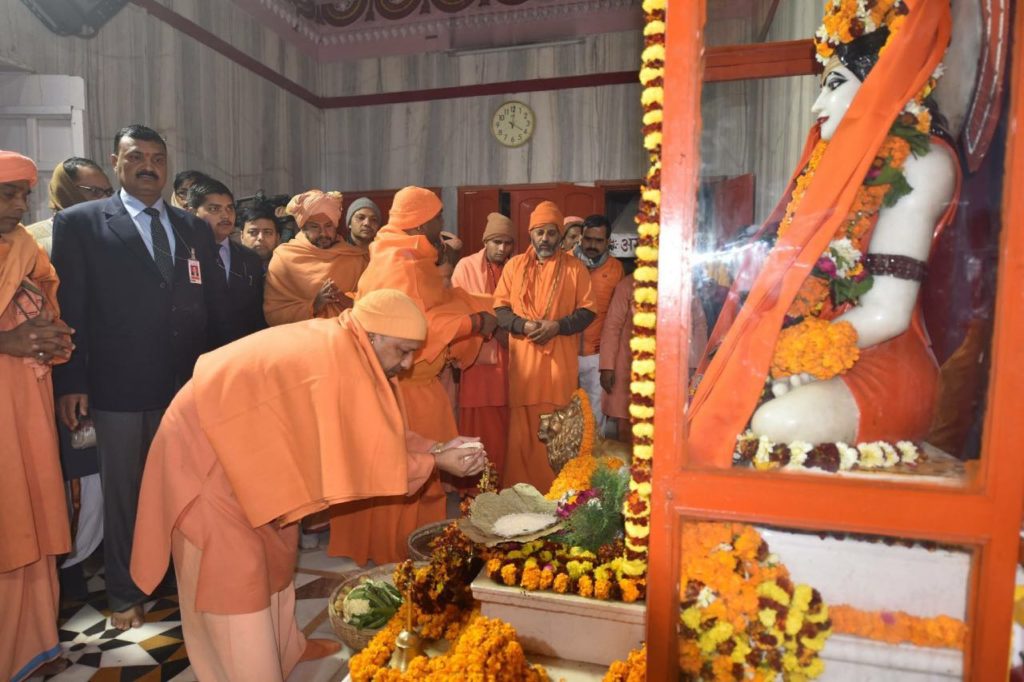 नेपाल के पूर्व राजा की बाबा गोरक्षनाथ को खिचड़ी,श्रद्धालुओं के खिचड़ी चढ़ाने का सिलसिला शुरू।