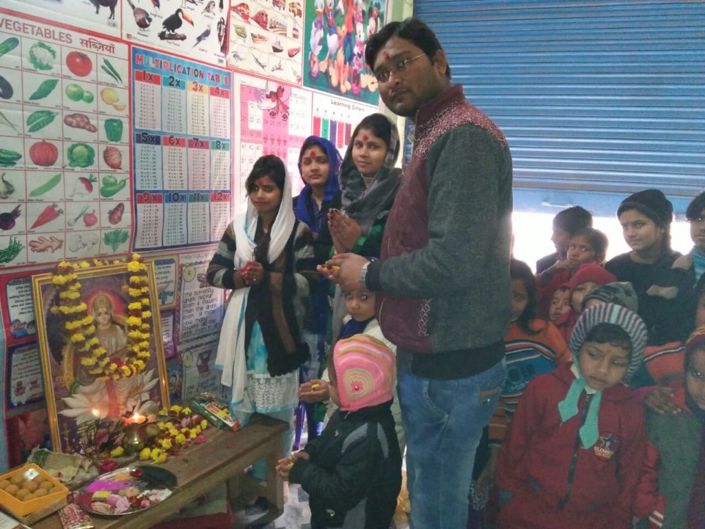 "ब्लॉसम्स प्लेवे एंड द स्कूल" में मनाया गया धूमधाम से बसंत पंचमी