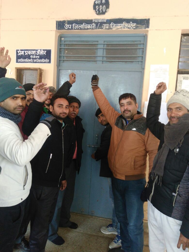 वकीलों ने नौतनवा तहसील के कार्यालयों पर जड़ा ताला