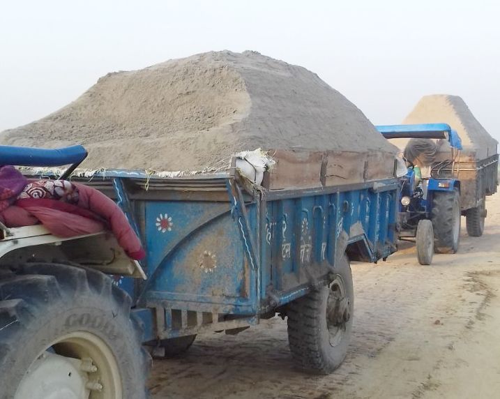 सोनौली:अवैध खनन की बालू लदी दो ट्रैक्टर-ट्राली सीज़