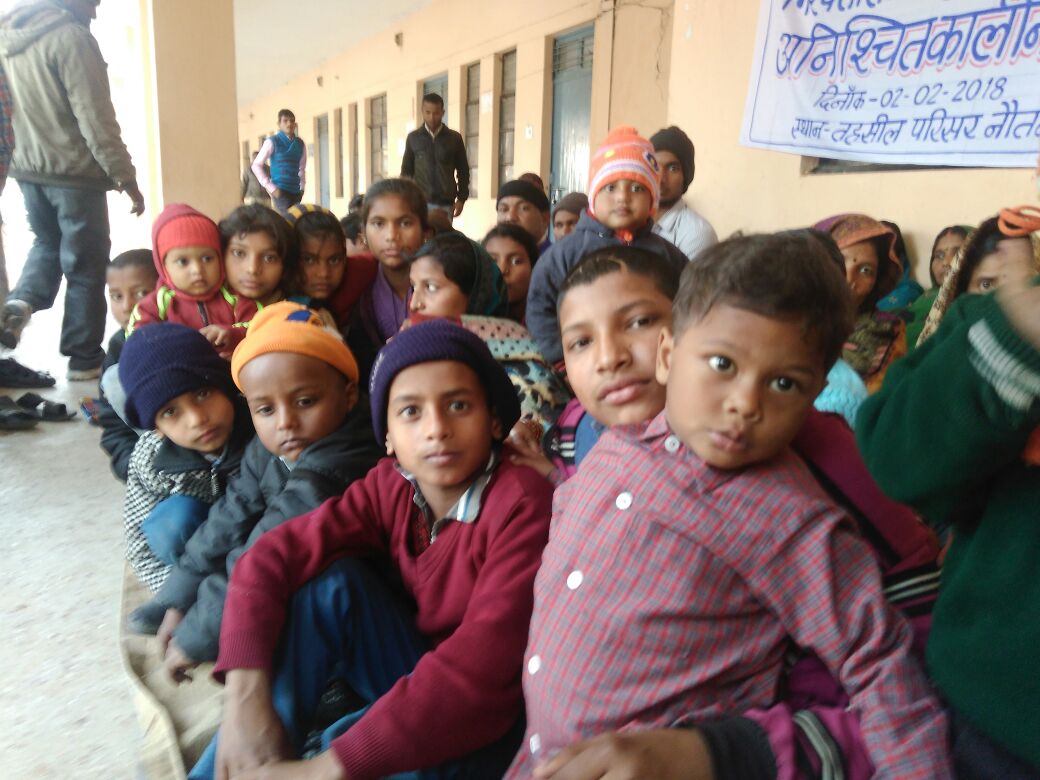 कुरहवां कांड़ : वाह! रे लोकतंत्र, नौनिहाल दे रहे धरना, जिम्मेदार बने मूक दर्शक