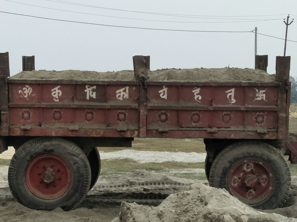 निचलौल:प्रशासन की निष्क्रियता से बालू माफियाओ की चांदी 