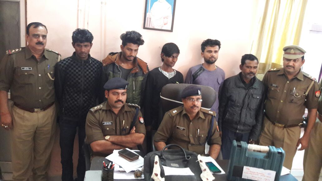 गोरखपुर:पांच शातिर लुटेरे गिरफ्तार बाईक,तंमचा व कारतूस बरामद