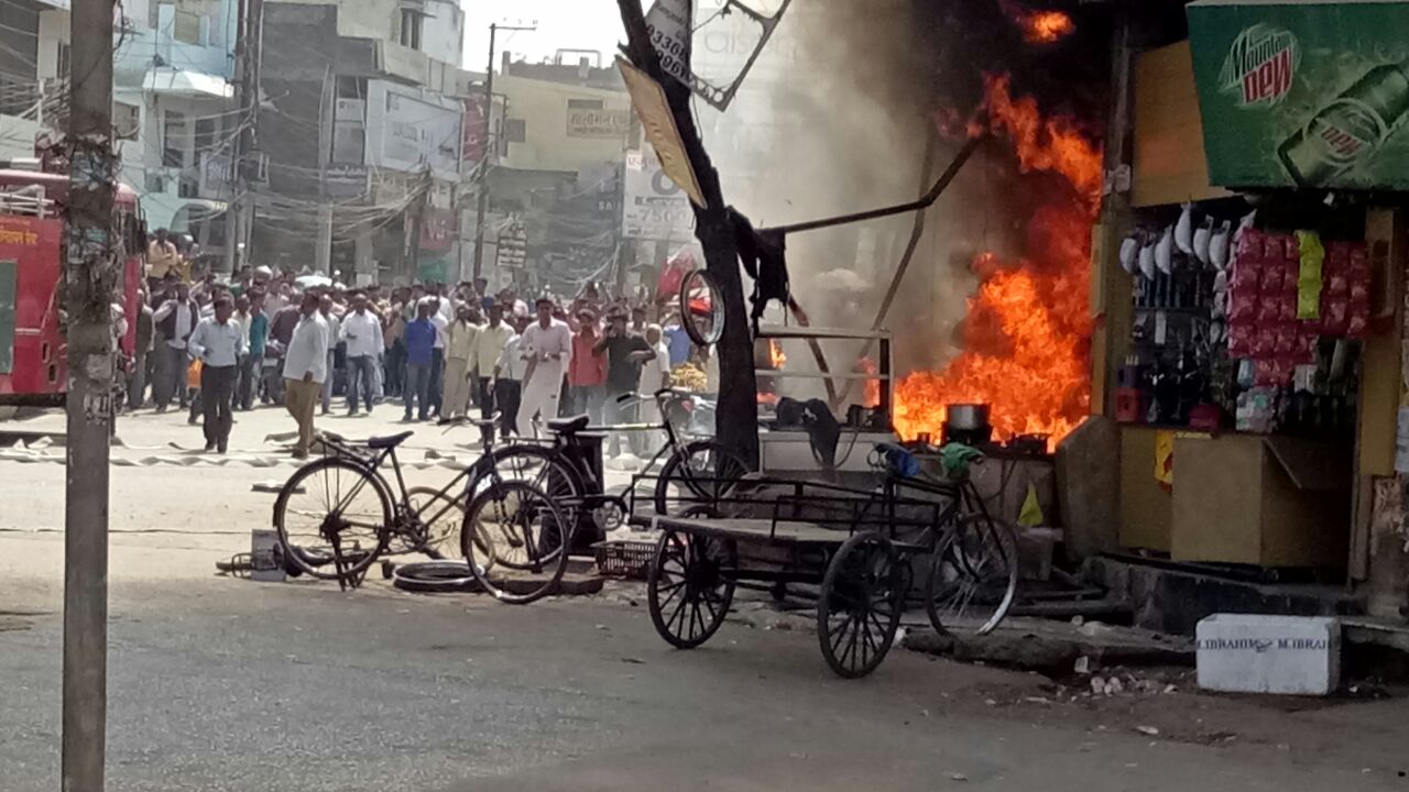 गोरखपुर :अन्नपूर्णा मिष्ठान में लगी भीषण आग, भगदड़