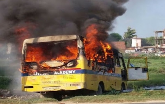 दो छात्रों की मौत से गुस्साई भीड़ ने दो बस फूंके