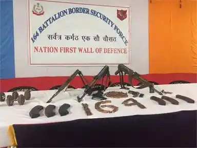 सीमा सुरक्षा बल के जवानों ने घुसपैठ की कोशिश की नाकाम,भारी मात्रा में मिला असलाहे