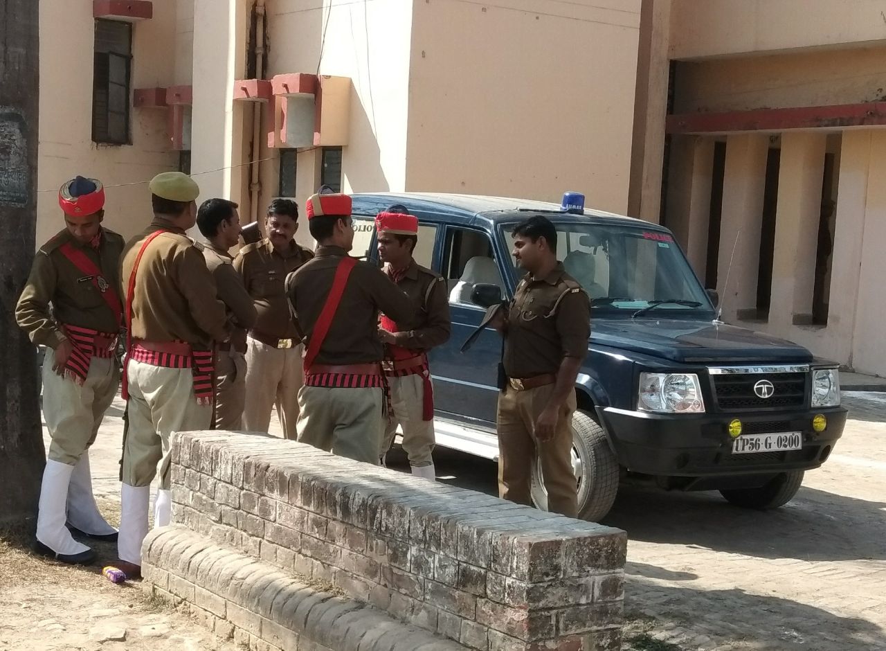 नौतनवा:कमिश्नर के दौरे को लेकर प्रशासन अलर्ट ।