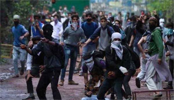 पत्थरबाजी के आरोप में एक दर्जन युवक गिरफ्तार