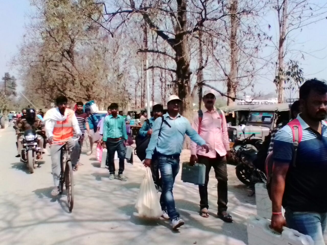 गोरखपुर उपचुनाव:पोलिंग पार्टिया मतदान स्थल को हुई रवाना