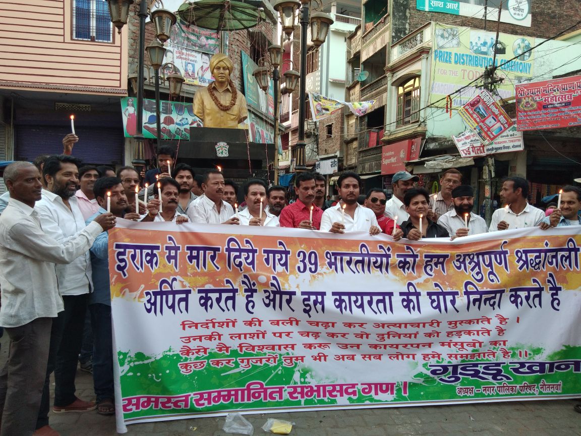 नौतनवा: शहीद दिवस पर कैडिल मार्च, दी गयी श्रद्धंजलि