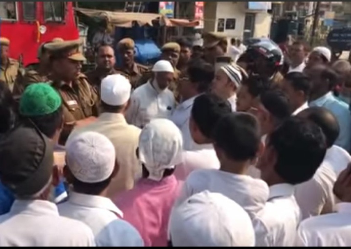 मौलाना पर फेका रंग, सूझ बूझ से टला विवाद